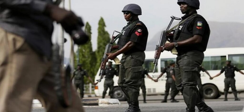 Police raid criminal hotspots, arrest 21 suspected thugs, recover weapons in Niger