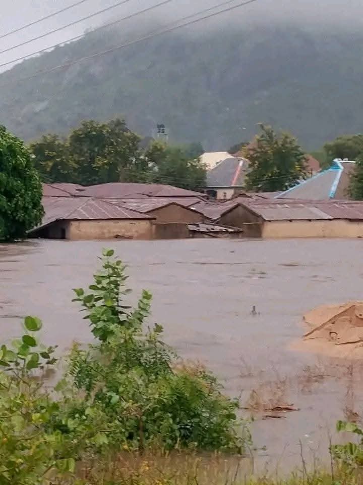 Torrential rainfall submerges houses in Benue, renders many homeless Torrential rainfall submerges houses in Benue, renders many homeless